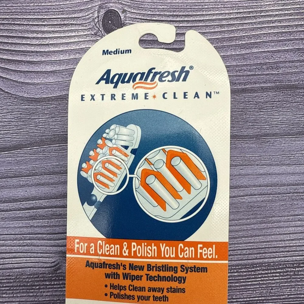 2 Pack VTG Aquafresh Toothbrush (39) Medium Compact Extreme Clean NOS 2003 USA